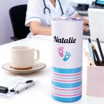 Bicchiere isolato da 20 oz con nome e paglia con impronta di fiocco e impronta di piede, regalo di Natale per infermiere di terapia intensiva neonatale con stampa della coperta del bambino