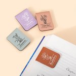 Segnalibro magnetico in pelle personalizzato con nome e fiore di nascita adatto per letture e cancelleria regalo di compleanno per amanti dei libri