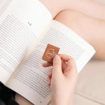 Gepersonaliseerde Geboortebloem Magnetische PU-leer Bladwijzerclip  met Naam Verjaardagscadeau voor Boekenliefhebbers en Boekenwurmen