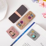 Gepersonaliseerde Geboortebloem Cartoonfiguur Magnetische PU-leer Bladwijzerclip met Naam Leesclub Verjaardagscadeau voor Kinderen en Boekenwurmen