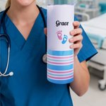 Bicchiere isolato da 20 oz con nome e paglia con impronta di fiocco e impronta di piede, regalo di Natale per infermiere di terapia intensiva neonatale con stampa della coperta del bambino
