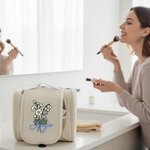 Personalisierte Kulturtasche mit Gestickten Geburtsblumen und Namen inklusive Spiegel Haken und Fächern Reisezubehör Geburtstag Geschenk für Damen