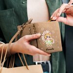 Personalisierte Cartoon Mädchen fliegende Geburt Blume PU Leder gefaltetes Portemonnaie mit Namen und mehrere Kartenfächer Geburtstag Jahrestag Geschenk für Frauen