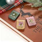 Personalisiertes magnetisches Lesezeichen aus PU-Leder mit Namen und Blumenmotiv in bunten Farben Geburtstag Weihnachtsgeschenk für Lesefreunde