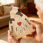 Personalizowana drewniana czapka bożonarodzeniowa z czerwonym sercem Puzzle z 2-6 imionami Dekoracja biurka Świąteczny prezent urodzinowy dla rodziny