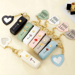 Gepersonaliseerde Geboortebloem PU Leren Lipstick Etui Sleutelhanger met Naam en Hartvormige Spiegel Make-up Essentials Verjaardag Verjaardagscadeau voor Vrouwen