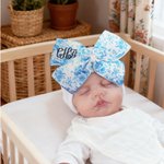 Spersonalizowana czapka szpitalna Toile De Jouy Bow White z wyhaftowanym monogramem Prezent urodzinowy dla noworodków