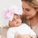 Spersonalizowana czapka szpitalna Toile De Jouy Bow White z wyhaftowanym monogramem Prezent urodzinowy dla noworodków
