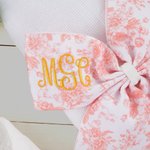 Spersonalizowana czapka szpitalna Toile De Jouy Bow White z wyhaftowanym monogramem Prezent urodzinowy dla noworodków
