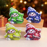Gepersonaliseerd Multikleur Schattig Sneeuwpop Platte Kerstdecoratie met Kerstbalmotief Naam Kerst Cadeau voor Familie en Vrienden