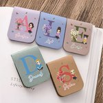 Gepersonaliseerde Geboortebloem en Cartoonfiguur Magnetische PU-leer Bladwijzerclip met Naam Verjaardagscadeau voor Boekenliefhebbers en Boekenwurmen