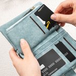 Personlig Highland Cow Birth Flower Tri-Folded Leather Wristlet Wristlet Wallet med navn og kortholder Bursdagsgave til kvinner