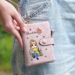 Personalizada de dibujos animados de lectura de caracteres de nacimiento de flores de tres pliegues de cuero de la PU pulsera de la cartera con titular de la tarjeta y el nombre de regalo de cumpleaño