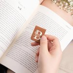 Gepersonaliseerde Bloemmotief PU-leer Magnetische Bladwijzerclip met Naam en Initiaal voor Lezen en Schrijven Verjaardagscadeau voor Boekenliefhebbers