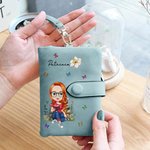 Personalizada de dibujos animados de lectura de caracteres de nacimiento de flores de tres pliegues de cuero de la PU pulsera de la cartera con titular de la tarjeta y el nombre de regalo de cumpleaño