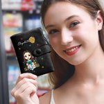 Personalizada de dibujos animados de lectura de caracteres de nacimiento de flores de tres pliegues de cuero de la PU pulsera de la cartera con titular de la tarjeta y el nombre de regalo de cumpleaño
