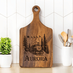Henkilökohtainen kaiverrettu nimi Train Charcuterie puinen leikkuulauta kahvalla Home Decor Made in USA Housewarming lahja perheelle