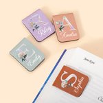 Personalisiertes Perlmutt-Effekt Geburtsblume Lesezeichen aus PU-Leder mit Namen magnetisch Geburtstag Geschenk für Buchliebhaber
