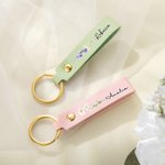 Personalisierte Geburt Blume PU Leder Schlüsselanhänger mit Namen Hochzeit Party Geburtstag Jahrestag Geschenk für Frau