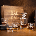 Bottiglia di whisky personalizzata con ghirlanda vintage e scatola di legno con iniziali del nome e anno Regalo per la festa del papà per i padri baristi