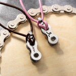 Collar personalizado de cuero de la PU en forma de cadena de bicicleta con el nombre de cumpleaños Aniversario de regalo para el ciclista