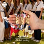 Spersonalizowany szalik z nazwą bractwa z akrylowym złotym greckim guzikiem Prezent na dzień inicjacji bractwa dla przyjaciół | Callie × Affinity Licensing