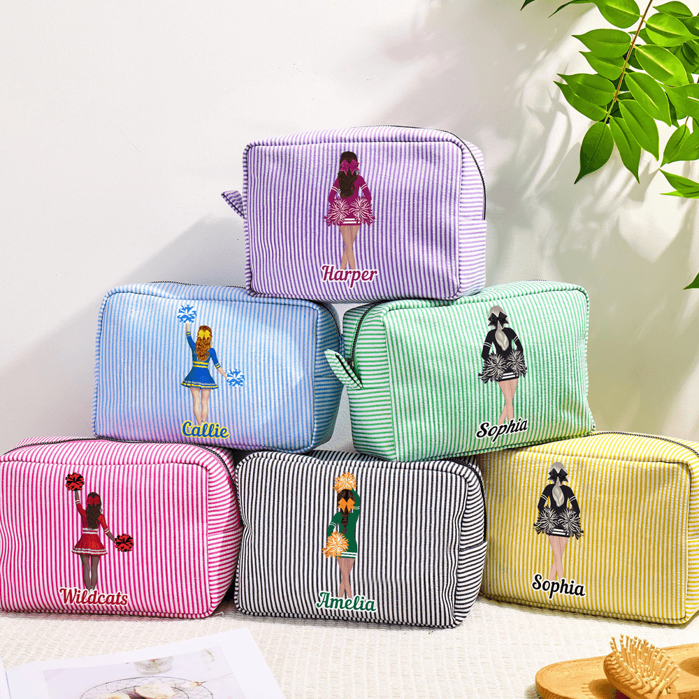 Personlig sminkeveske med tegneseriefigurer og striper til cheerleading med navn Reiseutstyr Gave til cheerleadere og trenere 3
