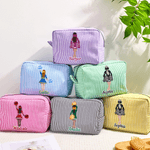 Personlig sminkeveske med tegneseriefigurer og striper til cheerleading med navn Reiseutstyr Gave til cheerleadere og trenere 3