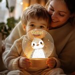 Personoitu nimellä varustettu akryylinen LED yövalo jossa on söpöjä eläinhahmoja ja kukkakransseja puinen jalusta lasten syntymäpäivä tai joululahja