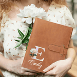 Couverture de carnet A5 en cuir PU personnalisée avec fleur de naissance initiale et nom - Cadeau d'anniversaire pour artistes étudiants
