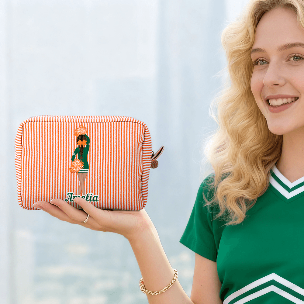 Personlig sminkeveske med tegneseriefigurer og striper til cheerleading med navn Reiseutstyr Gave til cheerleadere og trenere 2