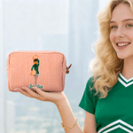 Personlig sminkeveske med tegneseriefigurer og striper til cheerleading med navn Reiseutstyr Gave til cheerleadere og trenere 2