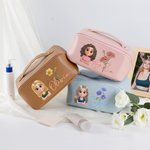 Trousse de Maquillage en Cuir PU Personnalisée avec Personnage de Dessin Animé Fleur de Naissance et Nom Accessoire de Voyage Cadeau pour Femme