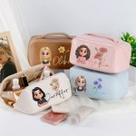 Trousse de Maquillage en Cuir PU Personnalisée avec Personnage de Dessin Animé Fleur de Naissance et Nom Accessoire de Voyage Cadeau pour Femme