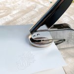 Spersonalizowana wytłaczarka do książek z inicjałami motyla Ręczna wytłaczarka Prezent urodzinowy dla miłośników książek