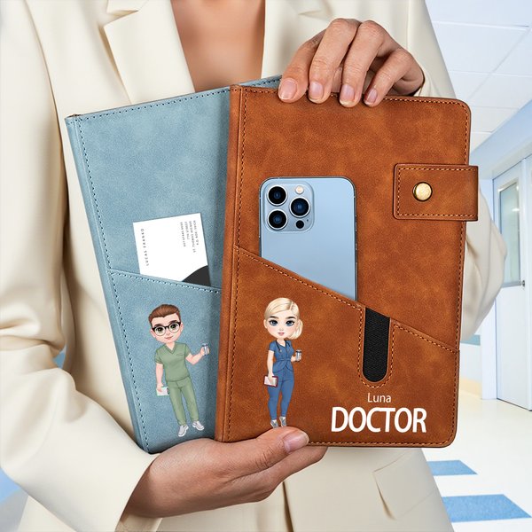 Personalisierte Cartoon Charakter A5 PU Leder Journal Notebook mit Tasche und Name Geburtstag Anerkennung Geschenk für Krankenschwester Arzt medizinisches Personal