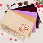 Personalizzato doppio cuore ricamo nome Multicolore morbido caldo sciarpa con nappe data Natale compleanno anniversario San Valentino regalo per la coppia