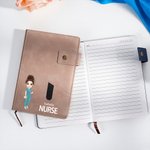 Personalisierte Cartoon Charakter A5 PU Leder Journal Notebook mit Tasche und Name Geburtstag Anerkennung Geschenk für Krankenschwester Arzt medizinisches Personal