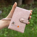 Personalisierte Mode Cartoon Mädchen Geburt Blume PU Leder Name Brieftasche mit Kartenschlitzen und Handgelenkband Geburtstag Geschenk für Mädchen Frauen