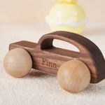 Henkilökohtainen puinen leluauto Sedan Classic Car kaiverrettu nimi Desk Decor syntymäpäivälahja lapsille auton ystäville