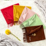 Sciarpa personalizzata con nome e fiore di nascita morbida e calda con nappe accessorio invernale regalo di compleanno per donne e uomini