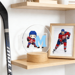 Personalisierte niedlichen Cartoon Eishockeyspieler LED-Nachtlicht mit Namen Nummer und hölzerne Basis Home Decor Geburtstagsgeschenk für Hockeyspieler Liebhaber