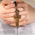 Llavero personalizado de cruz de madera con corazón y letra inicial grabada con nombre regalo de Pascua y Bautismo para cristianos