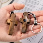 Llavero personalizado de cruz de madera con corazón y letra inicial grabada con nombre regalo de Pascua y Bautismo para cristianos