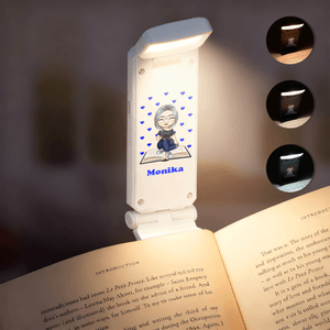 Lampe LED rechargeable à pince personnalisée avec personnage de lecture en dessin animé et nom - Cadeau d'anniversaire pour amoureux des livres