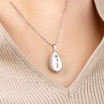 Personlig Vintage Graverad Födelse Blomma Drop Aska Urna Halsband med Text Kremering Begravning Smycken Minnesmärke Sympati Present för Kvinnor