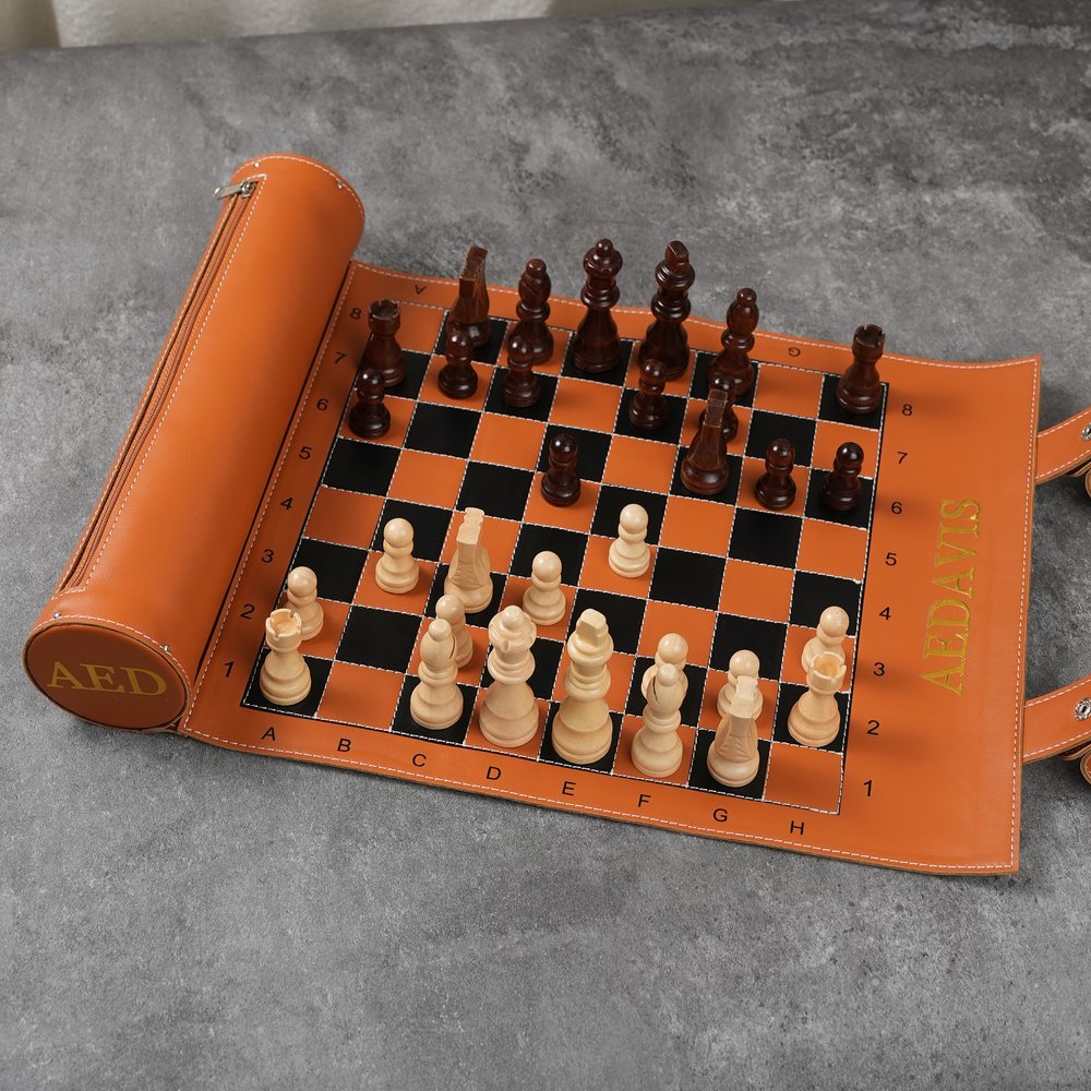 Tablero de ajedrez portátil personalizado de cuero PU con piezas de ajedrez de madera maciza y texto regalo de cumpleaños para amantes y jugadores 1