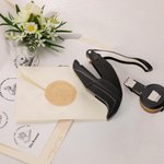 Tampon à Gaufrer Personnalisé avec Nom et Motif Gaufreuse à Thème Fleur et Livres Cadeau Anniversaire pour Amoureux de Lecture