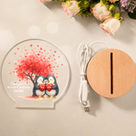 Spersonalizowana lampka nocna LED Love Tree Penguin Couple z imieniem, datą i drewnianą podstawą do dekoracji domu Walentynkowy prezent urodzinowy dla par