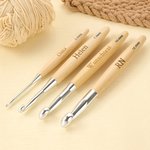 Personalisiertes Holz-Häkelset mit 2 Häkelnadeln Geschenk-Box und Text-Gravur Muttertag Weihnachten Geschenk für Mama Oma Häkelliebhaber